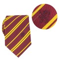 Krawat i metalowy pin Gryffindor Cinereplicas