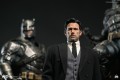 figurka-statuetka-queen-studios-justice-league-bruce-wayne-1-4