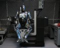 figurka-neca-robocop-battle-damaged-z-fotelem