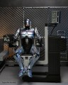 figurka-neca-robocop-battle-damaged-z-fotelem