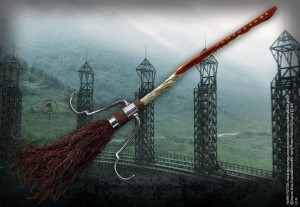 Replika Miotła Firebolt Błyskawica Harry Potter Noble Collection 1/1