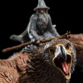Figurka Weta Workshop Lord of the Rings Statuetka Gandalf on Gwaihir 15 cm